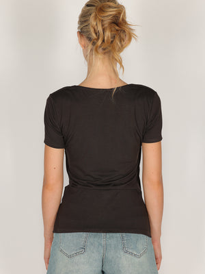 T-shirt con doppio scollo