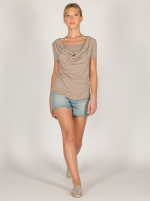 T-shirt con doppio scollo