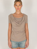 T-shirt con doppio scollo