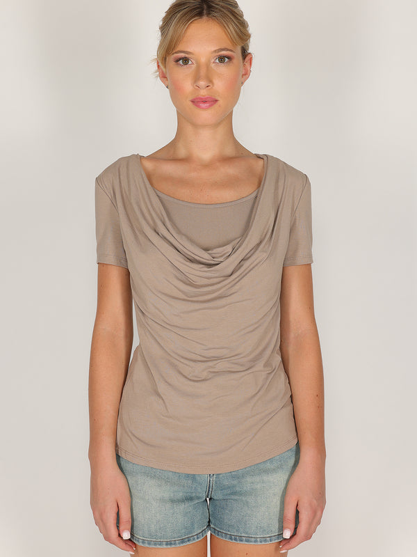T-shirt con doppio scollo