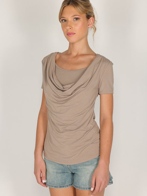 T-shirt con doppio scollo