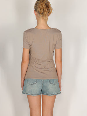 T-shirt con doppio scollo
