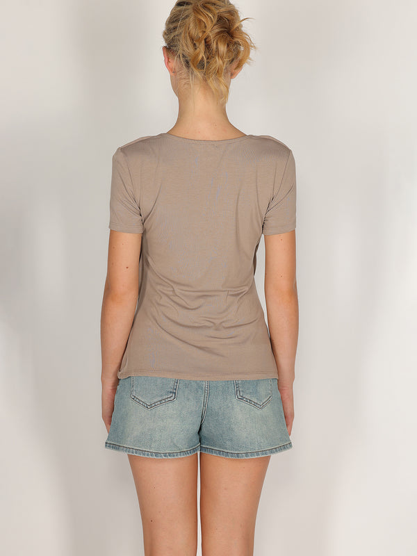 T-shirt con doppio scollo