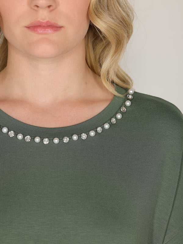 T-shirt con perle e cristalli
