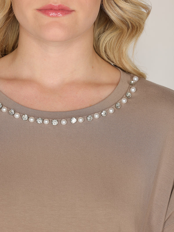 T-shirt con perle e cristalli